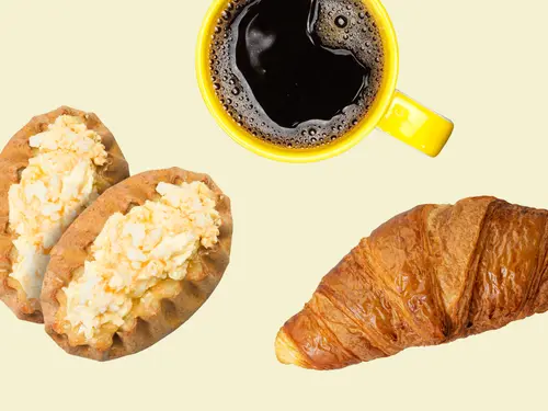 HelmiSimpukan aamupalapaketti sisältää kahvin ja kaksi riisipiirakkaa tai croissantin.