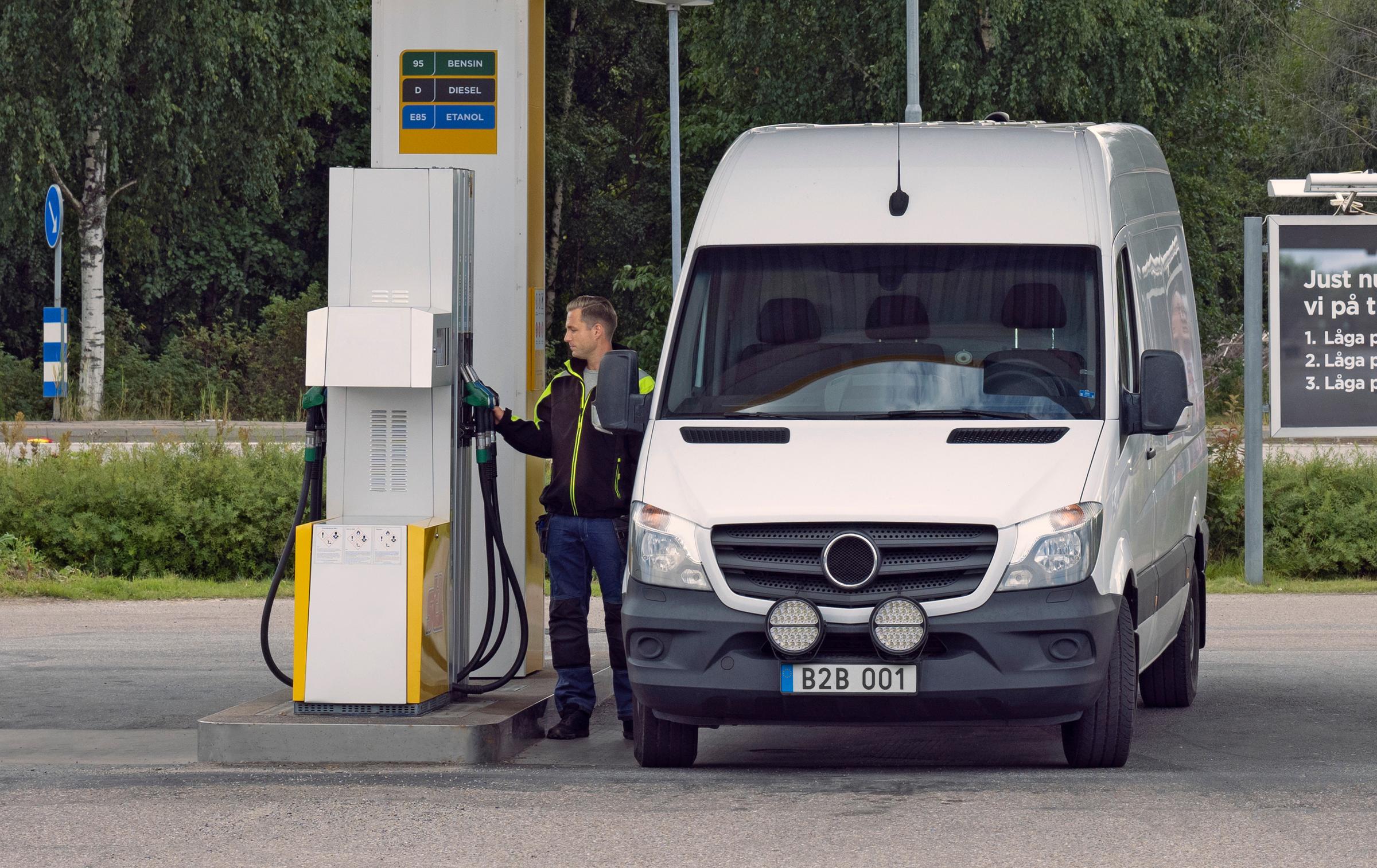 En person tankar sin tjänstebil på en St1 station