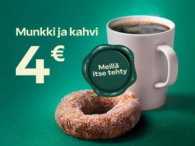 Kahvikuppi ja munkki vihreää taustaa vasten. Hinta 4€ ja meillä itse tehty -leima kuvassa.