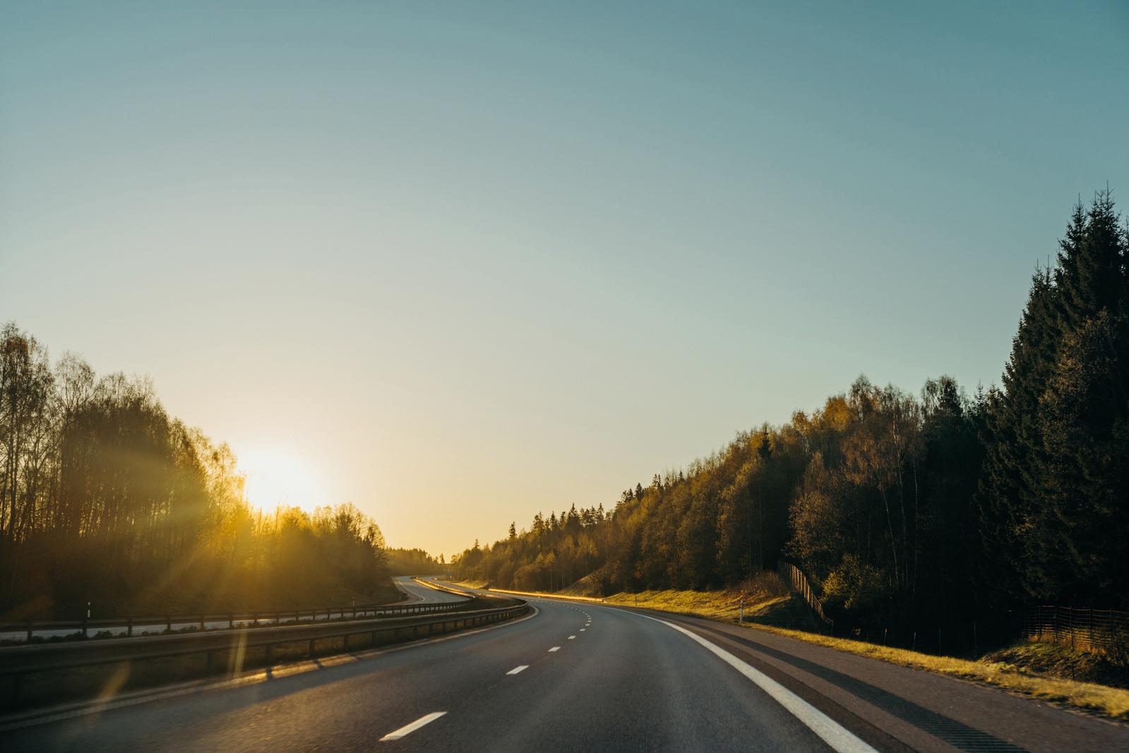 Tyhjä moottoritie auringonnousun aikaan