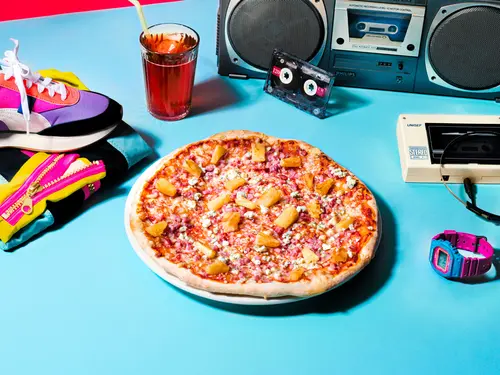 HelmiSimpukan Amerikan Serkku -pizza ja 80-lukuun liitettäviä tavaroita