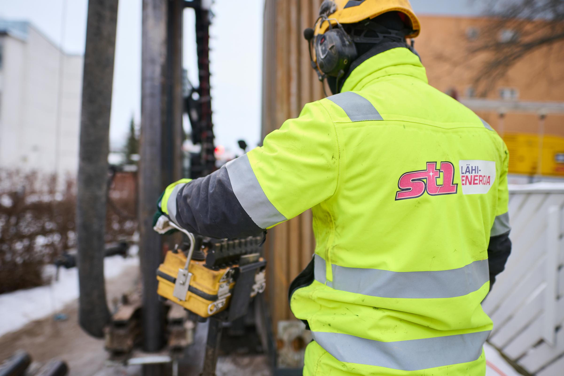 St1 Lähienergian asentaja takaapäin