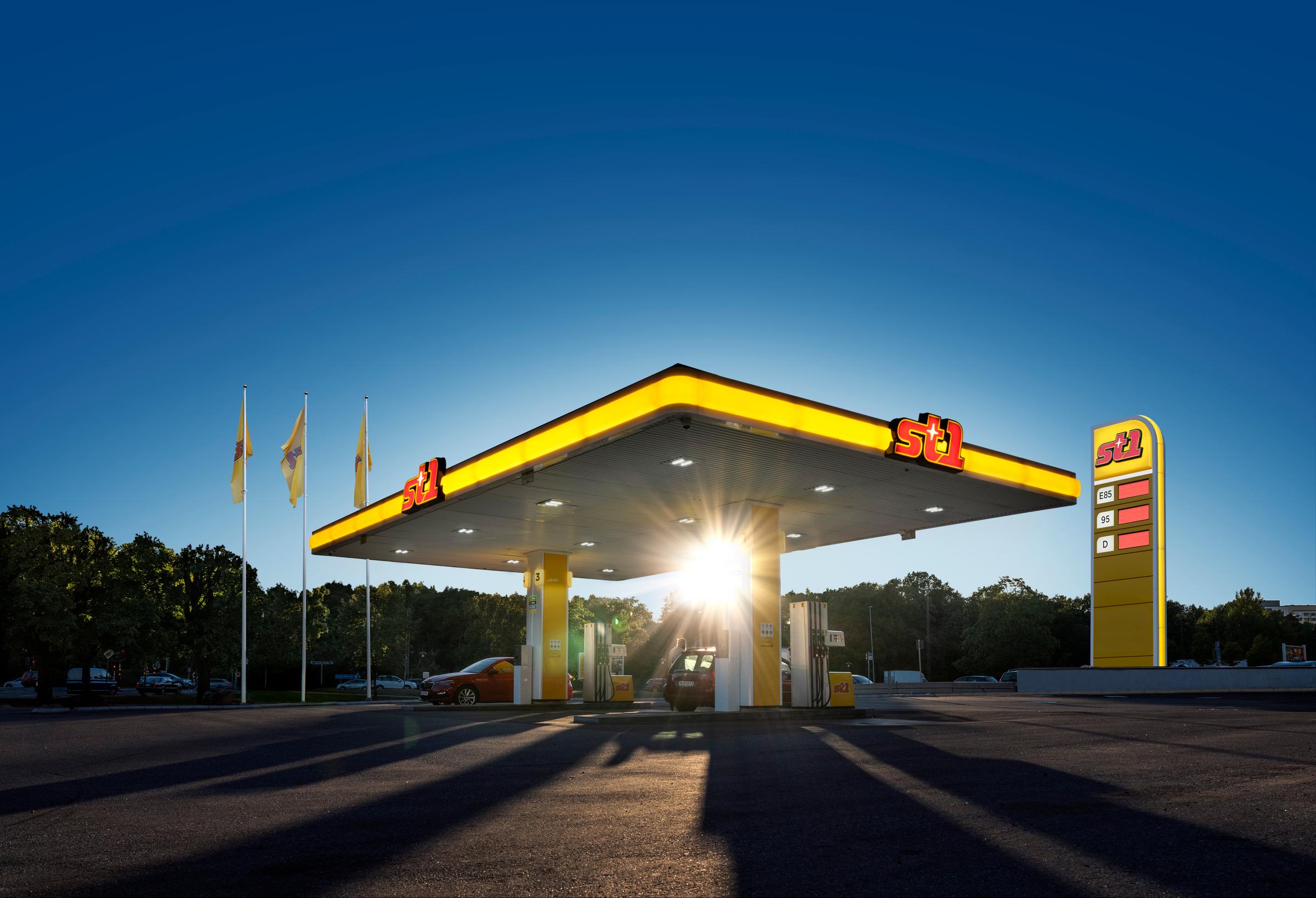 St1 station i gryningen