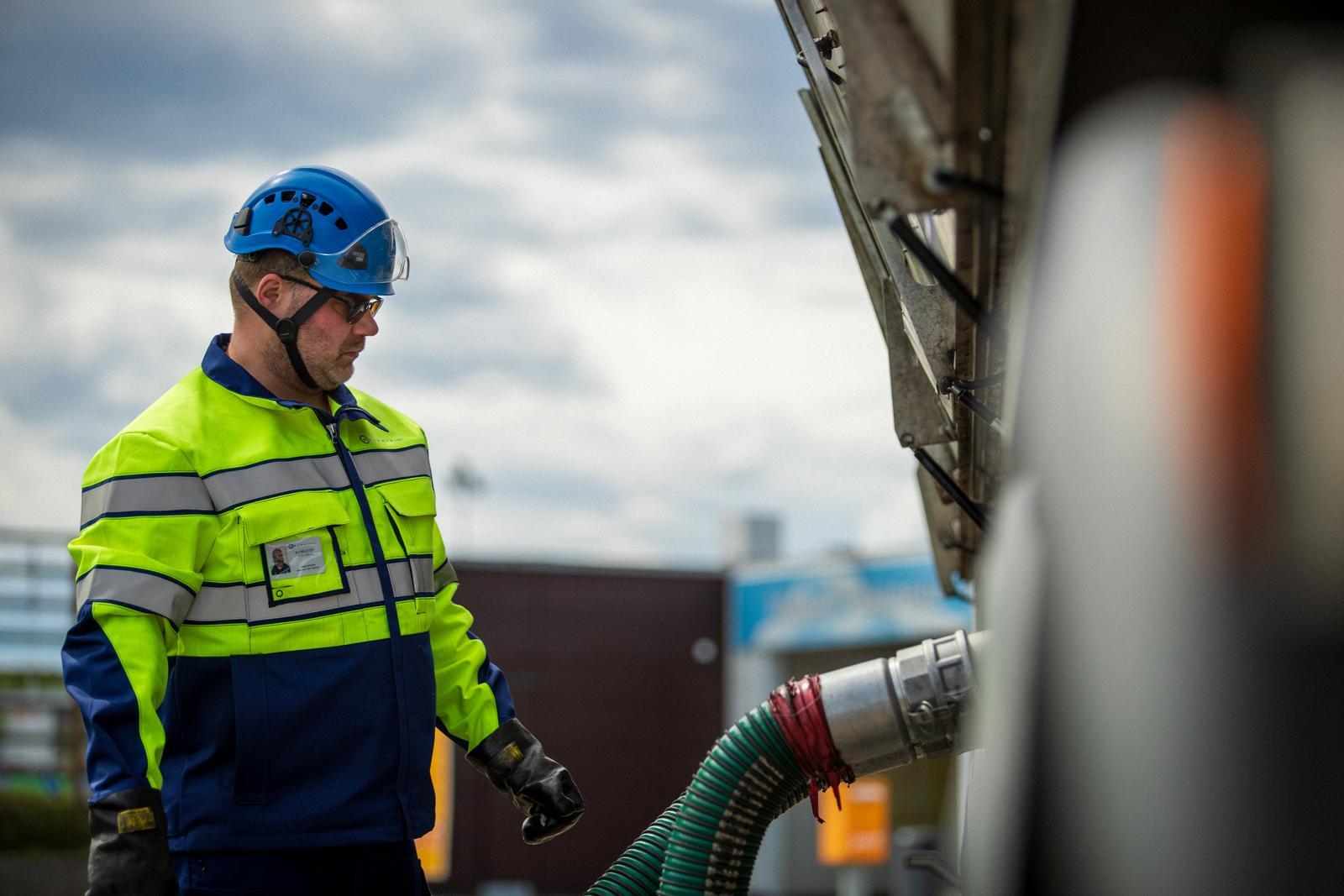 Säiliöauto tankkaamassa