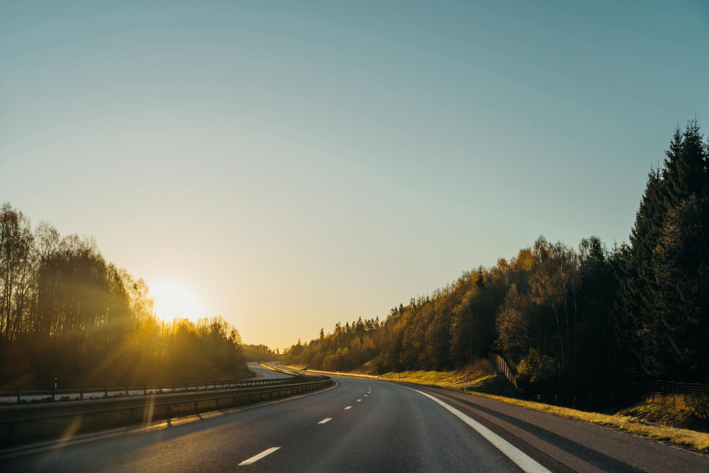 Väg i solnedgång