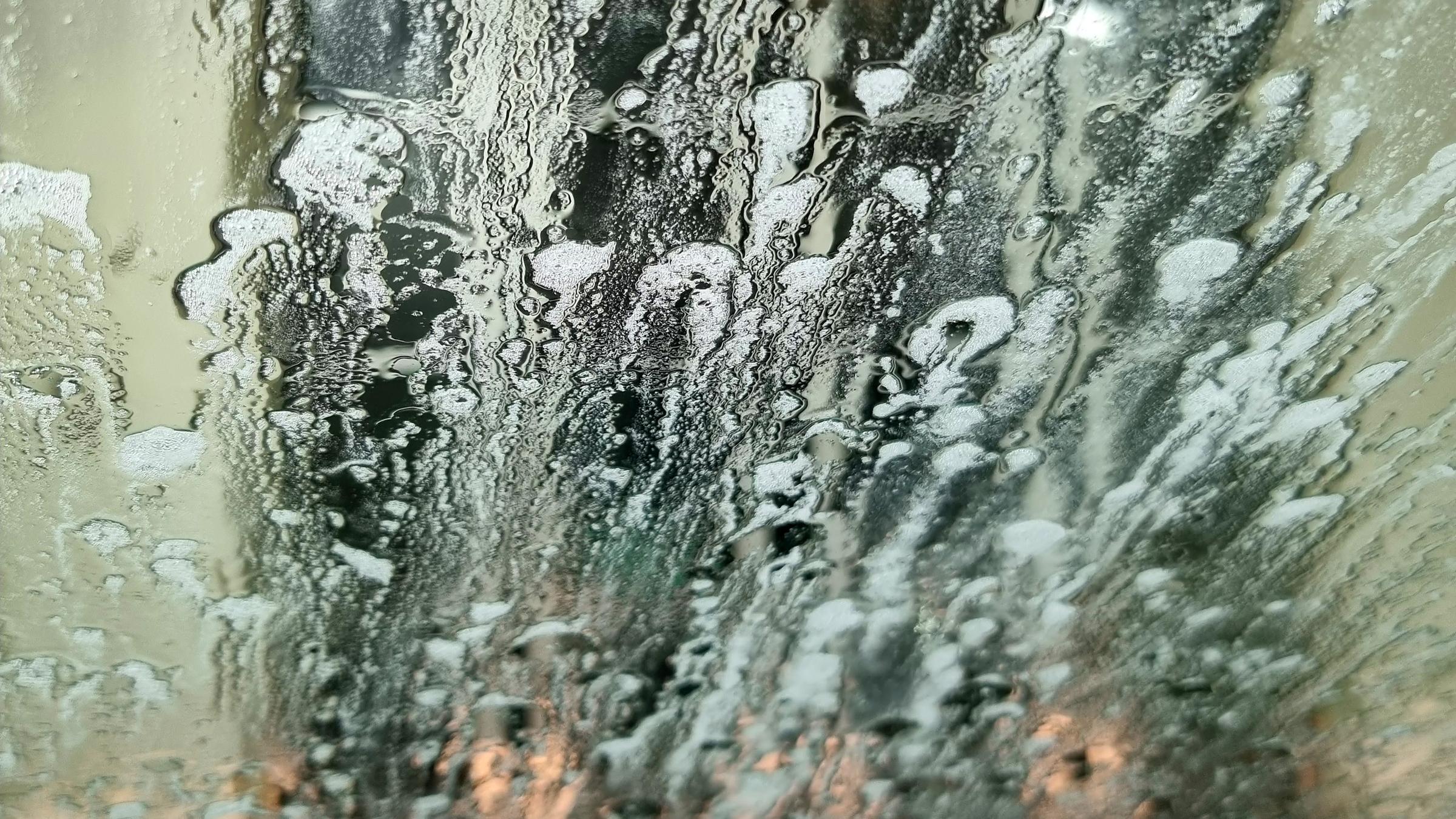 Biltvätt innifrån vindruta_Skum