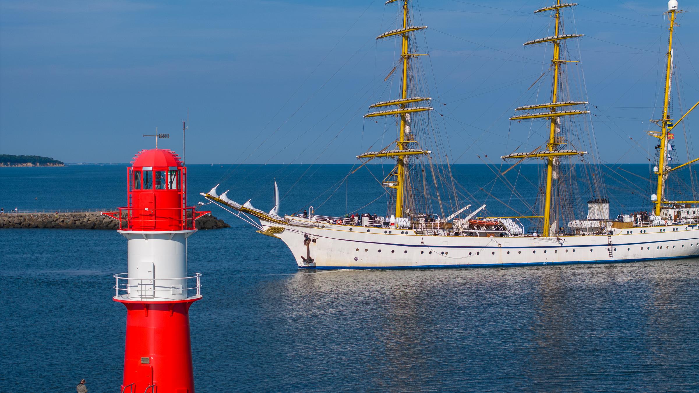 Einlaufen der Gorch Fock zur Hanse Sail 2024 (c) TZRW, Taslair (5)