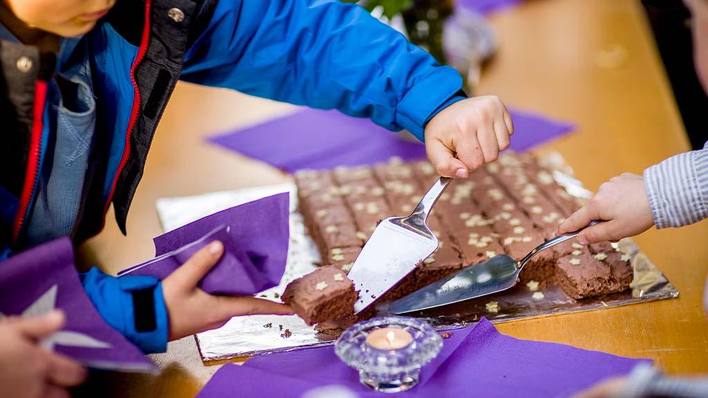 Barn forsyner seg med sjokoladekake