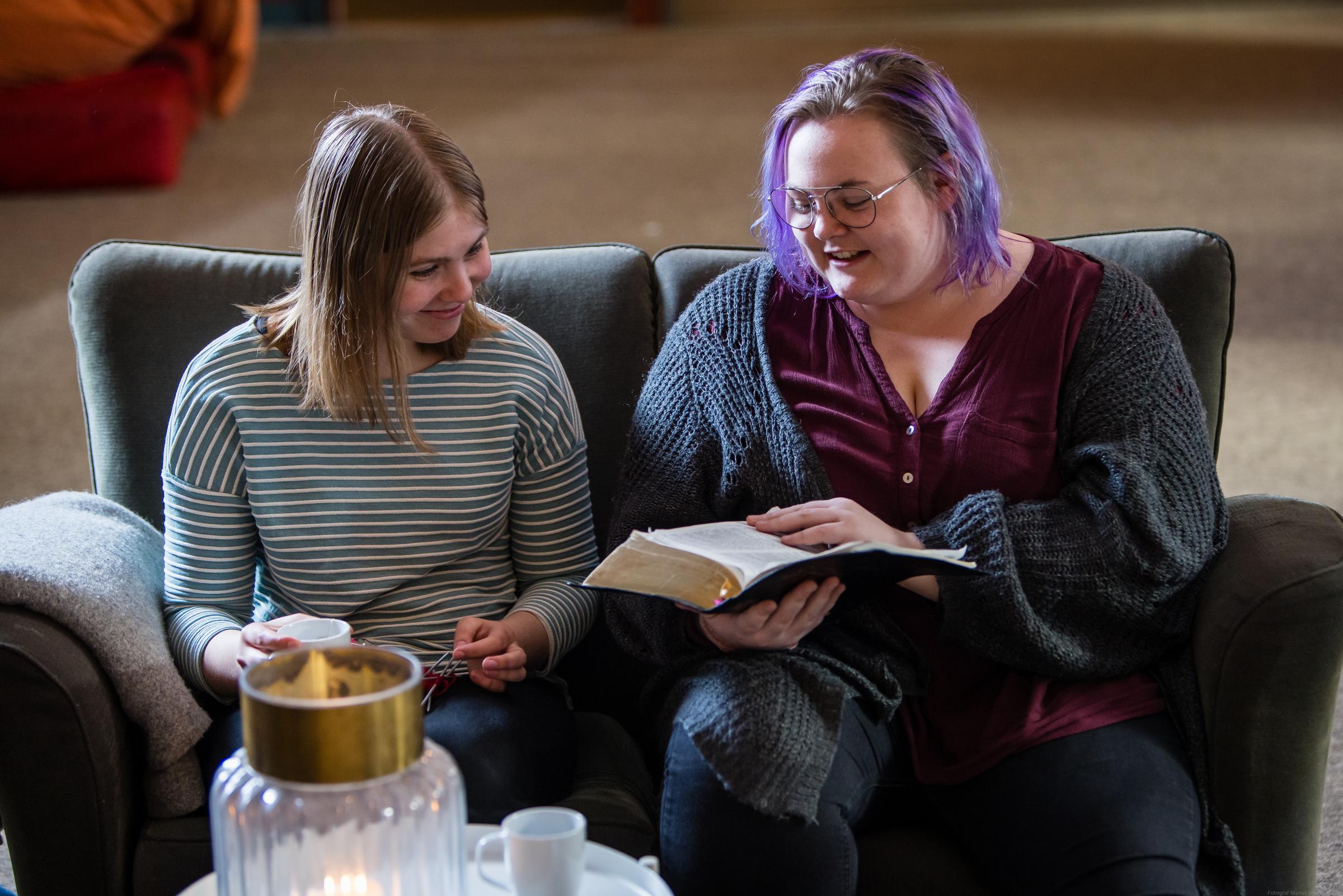 To unge kvinner ser i bibelen