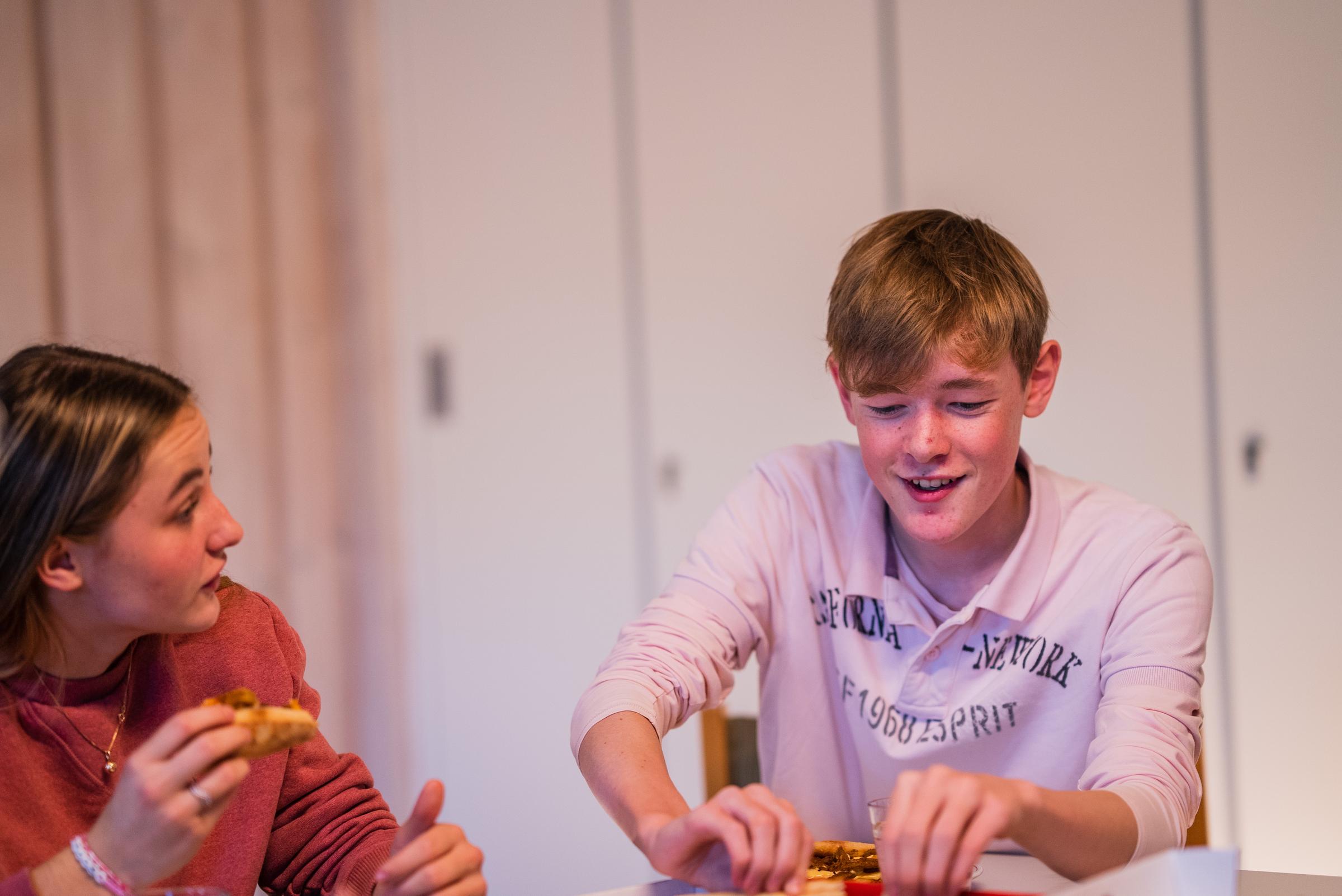 To ungdomer spiser pizza